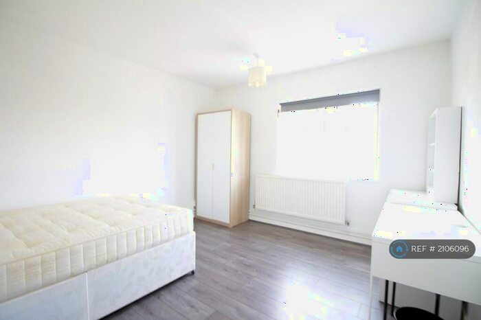 4 Bedroom Flat To Rent In Donnington Court, London, NW1