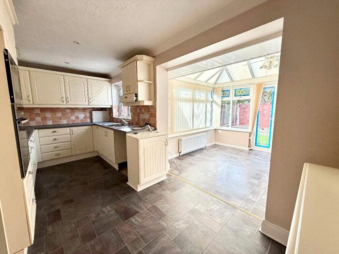 2 Bedroom Bungalow For Sale In Ashleigh Close, Canvey Island, SS8