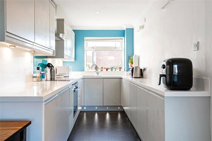 2 Bedroom Flat To Rent In Princes Road, Weybridge, Surrey, KT13