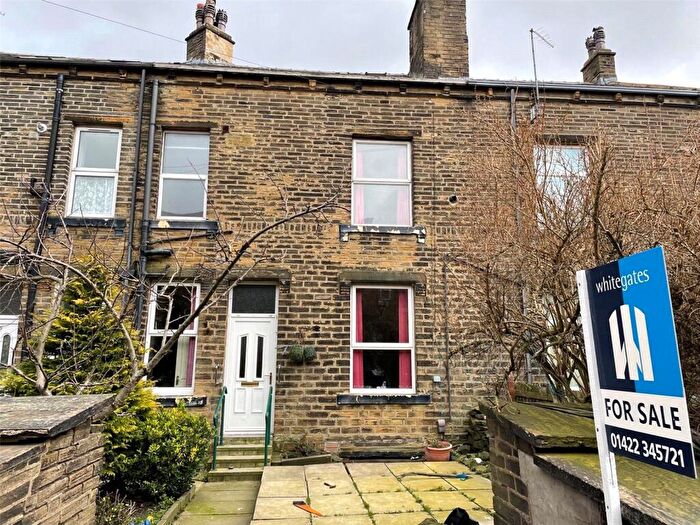 3 Bedroom Terraced House For Sale In Chestnut Street, Halifax, HX1