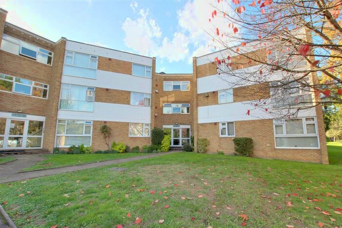 2 Bedroom Flat To Rent In Village Road, Enfield, EN1