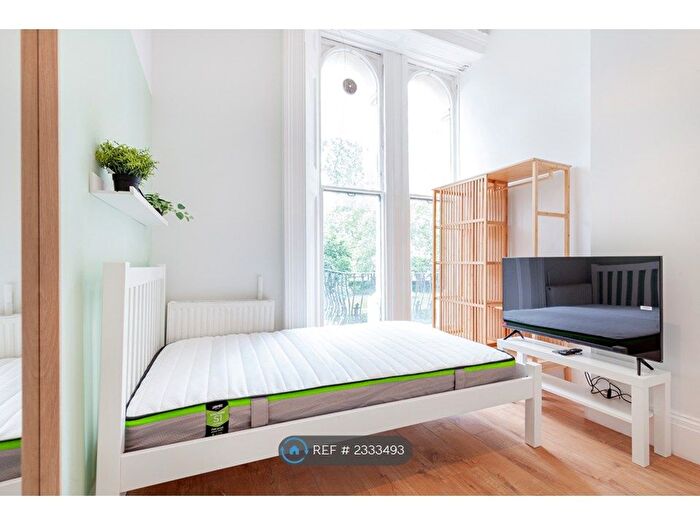 Studio To Rent In Kensington Gardens Square, London, W2