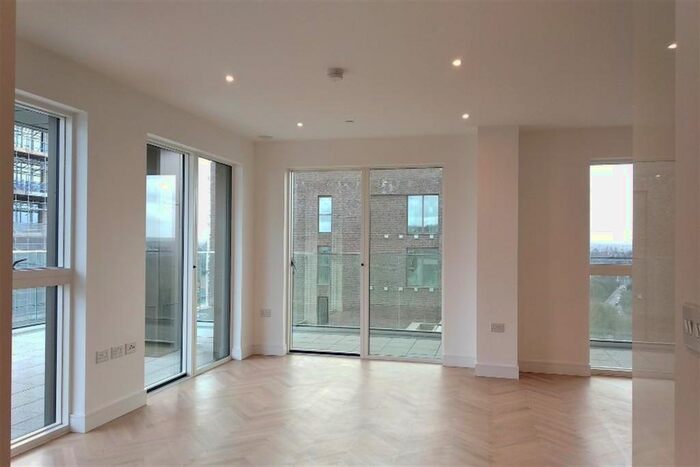3 Bedroom Flat To Rent In Pegler Square, Kidbrooke Village, London, SE3