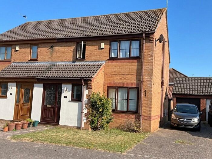 3 Bedroom Semi-Detached House For Sale In White Clover Road, Bradwell, NR31