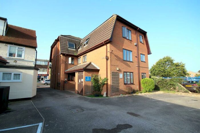 Apartment To Rent In Lymington Road, New Milton, BH25