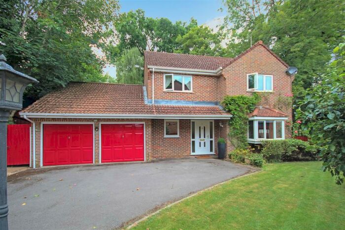 4 Bedroom Detached House For Sale In Oakwood Grove, Alderbury, Salisbury, SP5