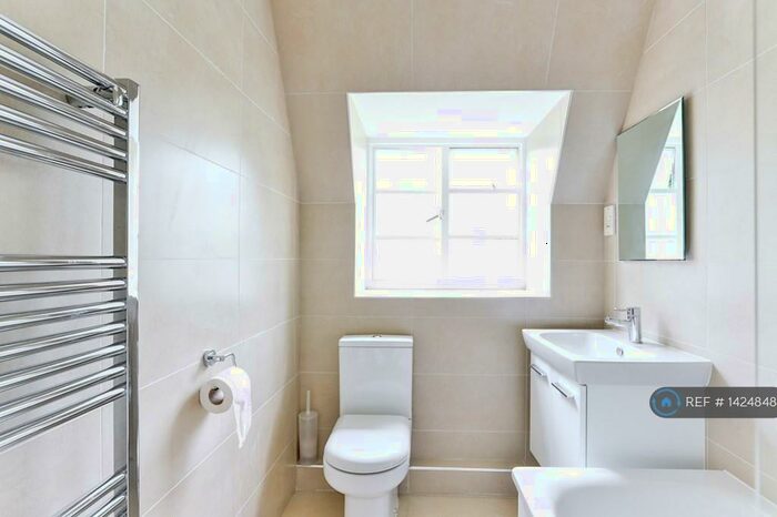 3 Bedroom Flat To Rent In Litchfield Way, London, NW11