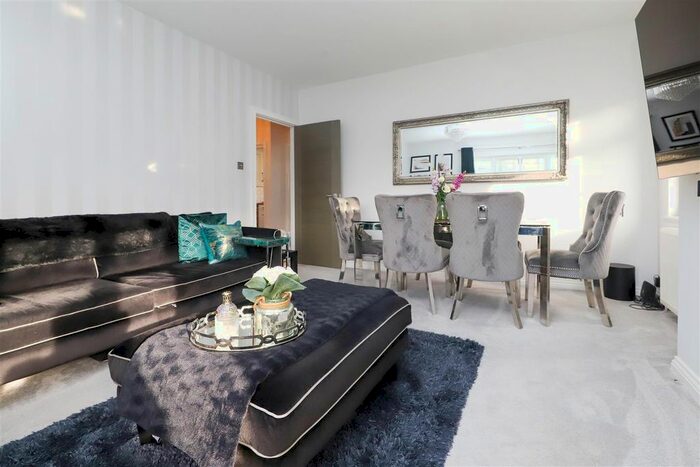 2 Bedroom Flat For Sale In Elm Park Road, Pinner, HA5