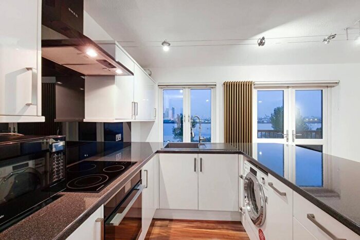 2 Bedroom Flat To Rent In Amsterdam Road, Isle Of Dogs, London, E14