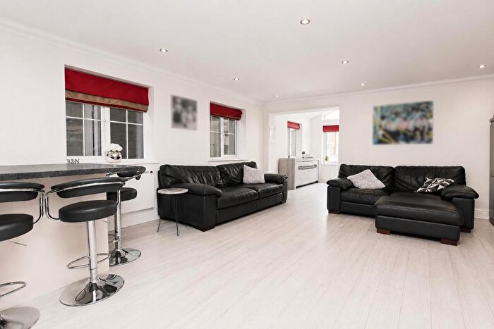 4 Bedroom End Of Terrace House For Sale In Hampton Close, Borehamwood, WD6