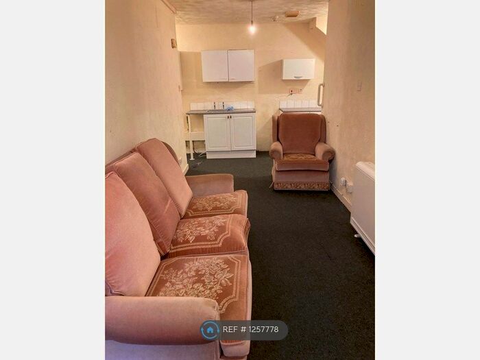 1 Bedroom Flat To Rent In Station Lane, Featherstone, Pontefract WF7