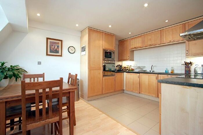 2 Bedroom Flat To Rent In Long Lane, London, SE1