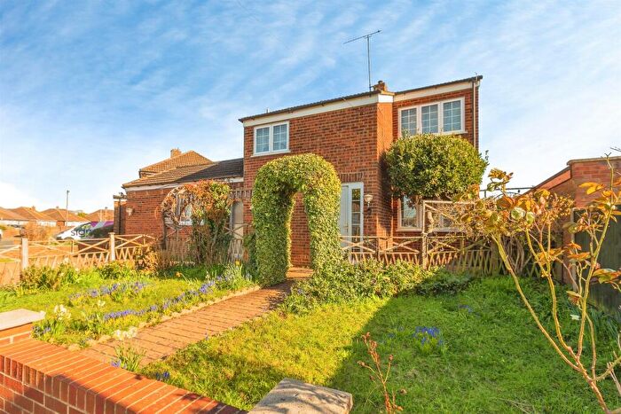 4 Bedroom Detached House For Sale In Capshill Avenue, Leighton Buzzard, LU7