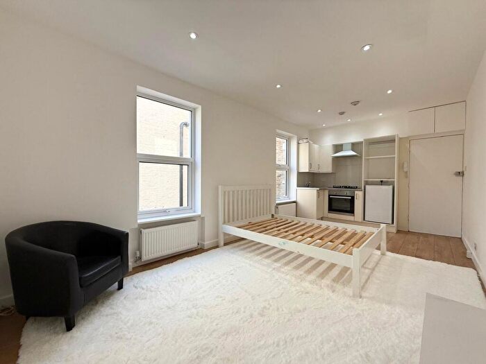 Flat To Rent In Vaughan Road, Camberwell, SE5