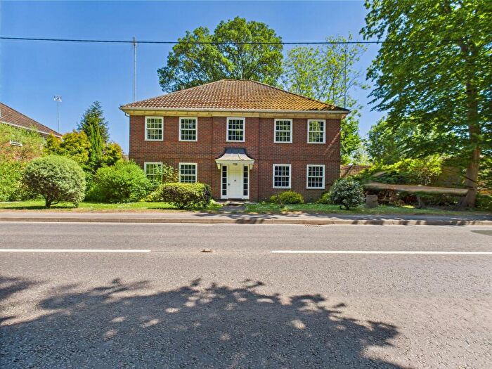 2 Bedroom Flat For Sale In Oaklands, Hook, RG27