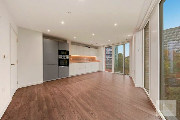 2 Bedroom Flat To Rent In Newnton Close, London, N4