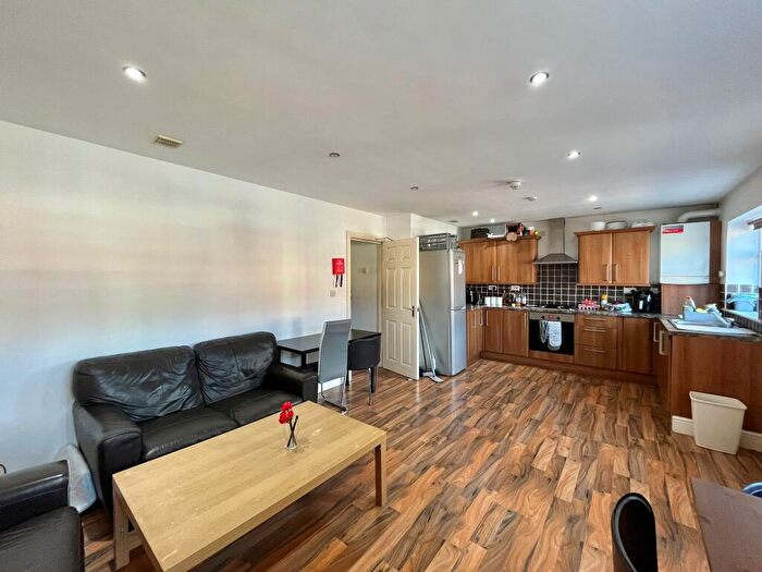 3 Bedroom Flat To Rent In Bedroom Apt - Flat, Bawas Place - Alfreton Road, NG7