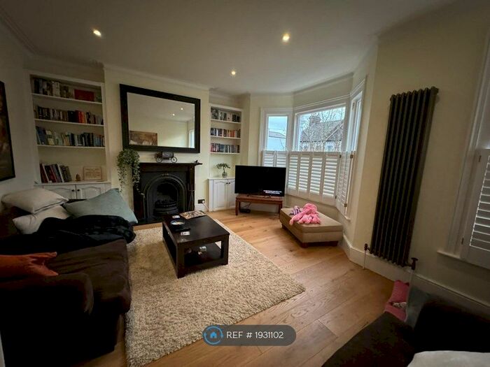 3 Bedroom Maisonette To Rent In Chestnut Grove, London, SW12