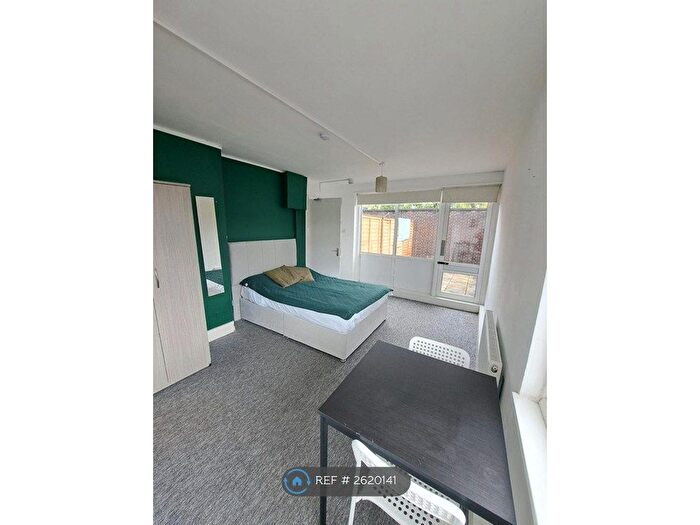 Studio To Rent In Crown Lane, London, N14