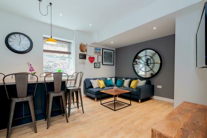 7 Bedroom Flat To Rent In Bankfield Road, Huddersfield, HD1