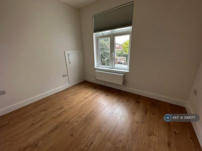 2 Bedroom Flat To Rent In High St, Edgware, HA8