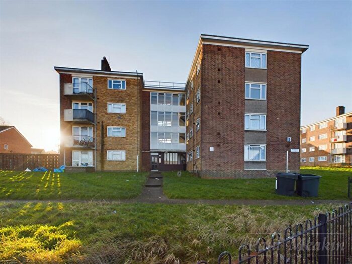 3 Bedroom Flat For Sale In Betchworth Way, New Addington, Croydon, CR0