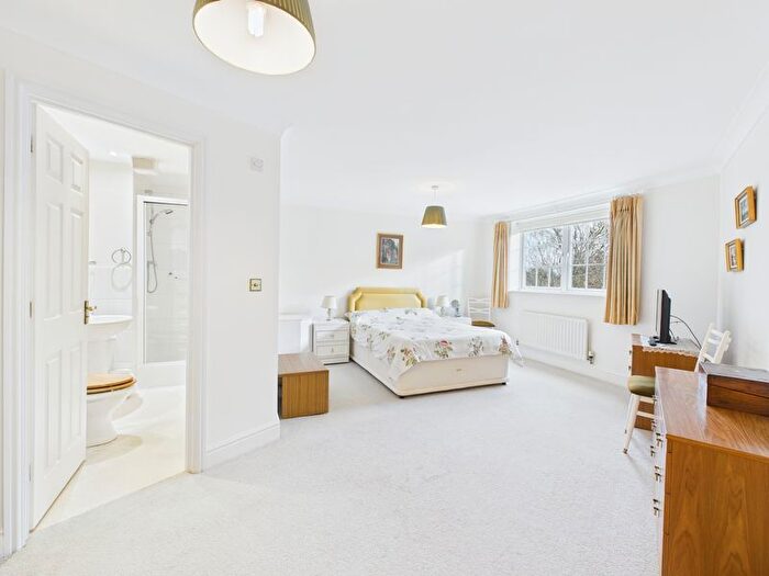 2 Bedroom Flat For Sale In Mortley Close, Tonbridge, TN9