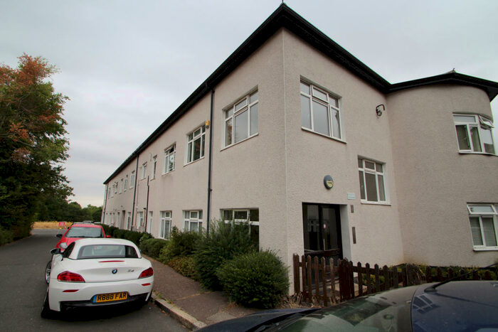 1 Bedroom Flat To Rent In Guys Retreat, Buckhurst Hill, IG9