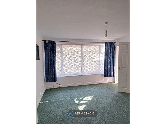 1 Bedroom Flat To Rent In Glaston House, Street, BA16