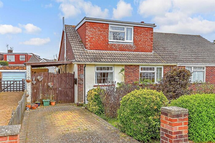 3 Bedroom Chalet For Sale In Sunnymead Drive, Waterlooville, Hampshire, PO7