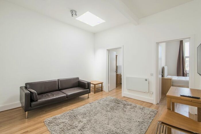 2 Bedroom Flat To Rent In Earls Court Road, London, SW5