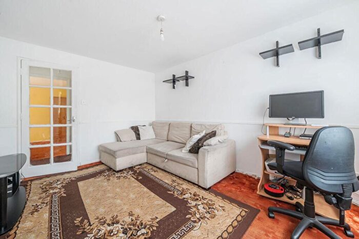 1 Bedroom Apartment For Sale In Gartons Close, Enfield, London, EN3