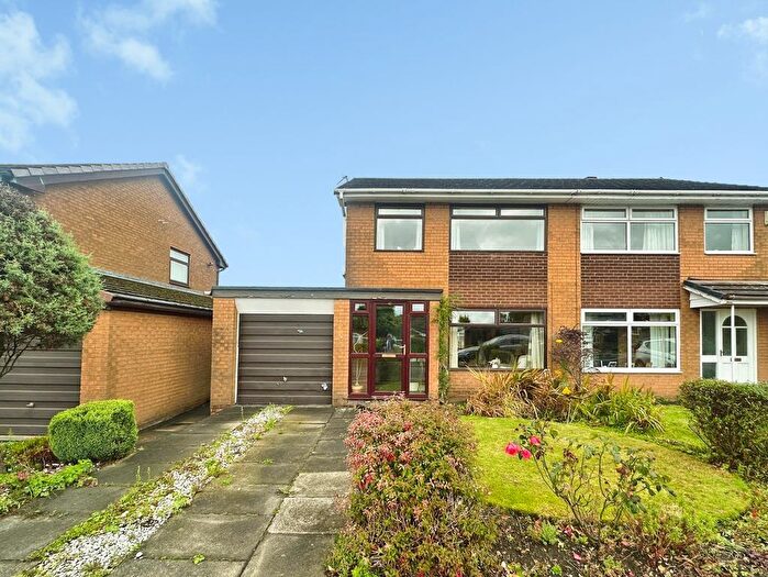 3 Bedroom Semi Detached House For Sale In Lindale Avenue, Oldham, OL9