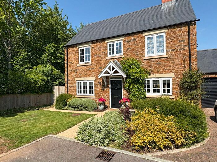 4 Bedroom Detached House For Sale In Henge Close, Banbury, OX17