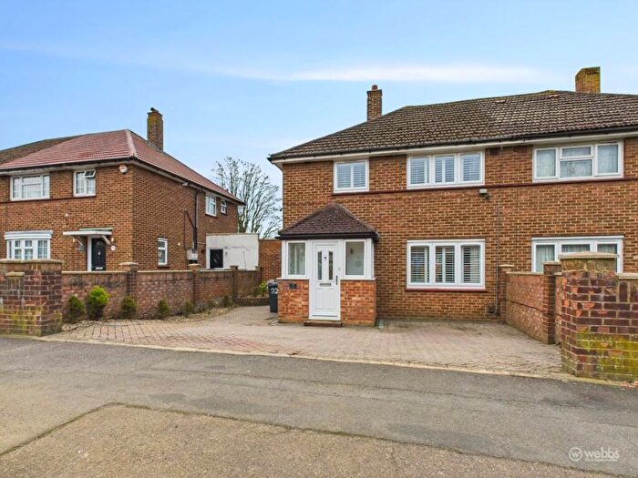 3 Bedroom Semi-Detached House For Sale In King Henrys Drive, Croydon, CR0