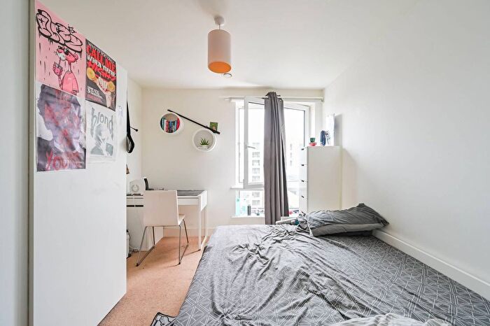 2 Bedroom Flat For Sale In East Ferry Road, Canary Wharf, London, E14