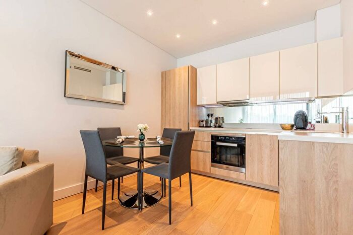 2 Bedroom Flat To Rent In Plaza Gardens, Putney, London, SW15