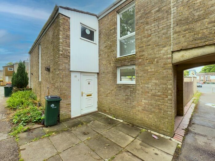 4 Bedroom End Of Terrace House To Rent In Foxglove Walk, Crawley, RH11
