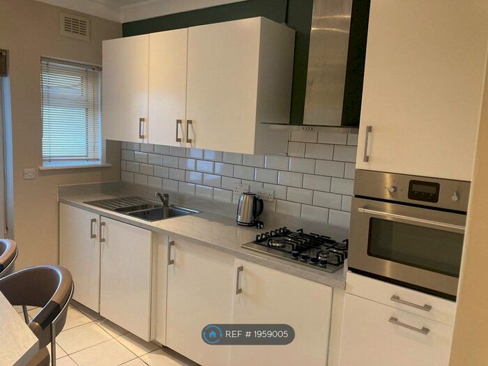 1 Bedroom Flat To Rent In Colombo Road, Ilford, IG1