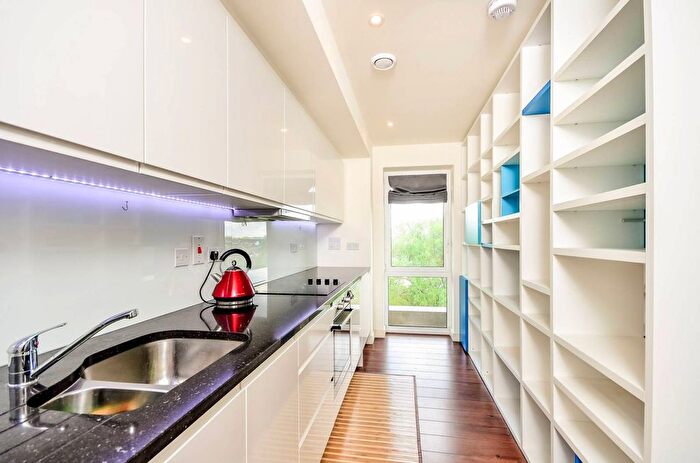 2 Bedroom Flat To Rent In Enterprise Way, Wandsworth, London, SW18