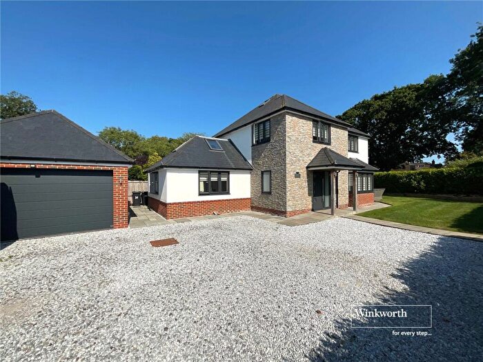 4 Bedroom Detached House For Sale In Kennard Road, New Milton, Hampshire, BH25