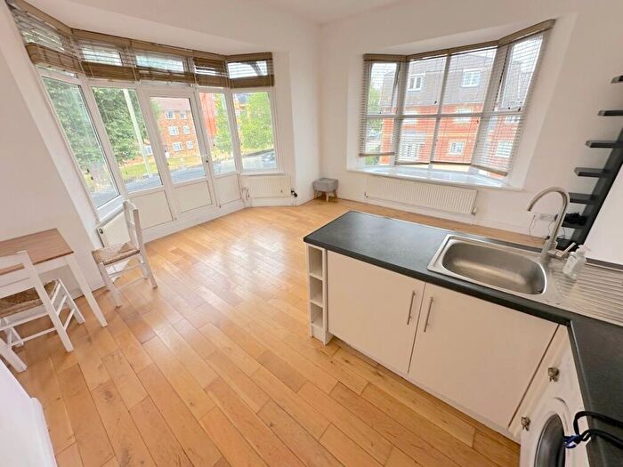 1 Bedroom Apartment To Rent In High Road, London, N2