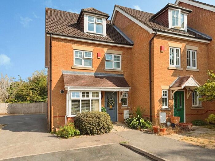 4 Bedroom End Of Terrace House For Sale In Alfonso Close, Aldershot, Hampshire, GU12