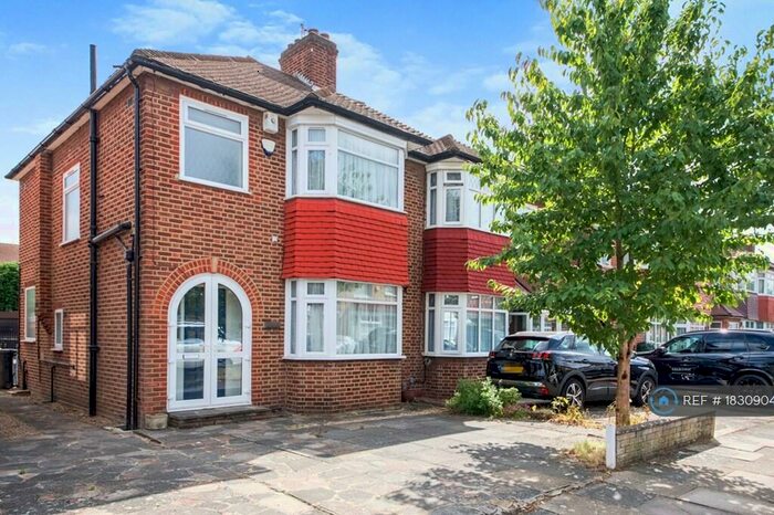 3 Bedroom Semi-Detached House To Rent In Amberley Road, Enfield, EN1