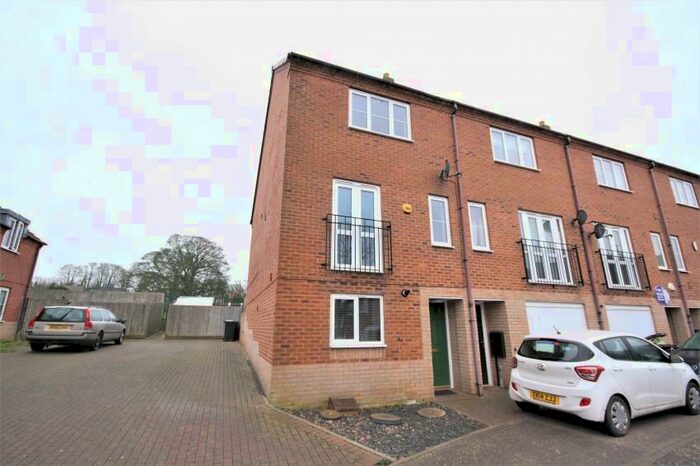 3 Bedroom Town House To Rent In Cypress Way, Nuneaton, CV10