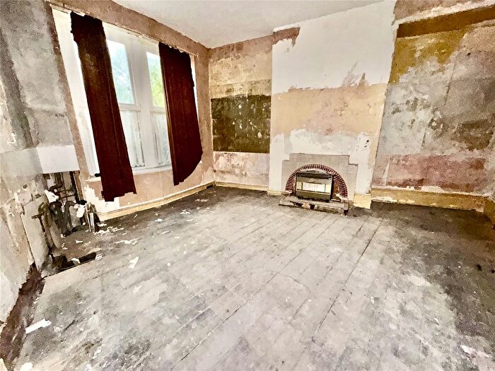 6 Bedroom Terraced House For Sale In Apsley Crescent, Bradford, West Yorkshire, BD8