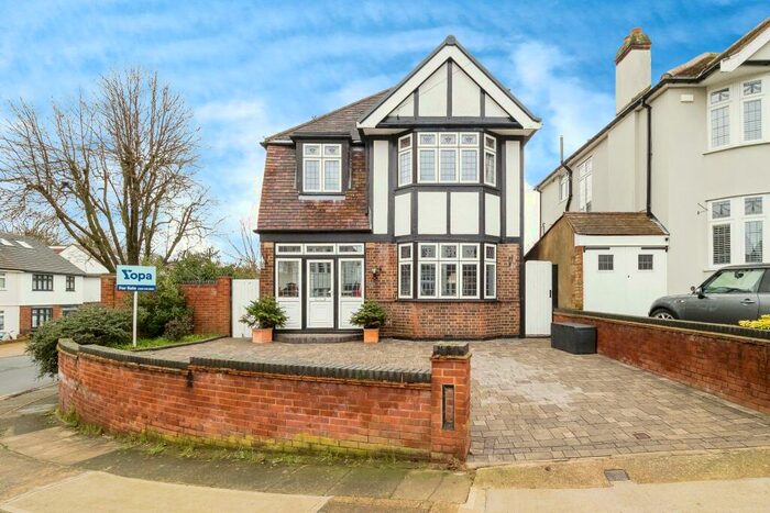 4 Bedroom Detached House For Sale In Parkland Avenue, Romford, RM1