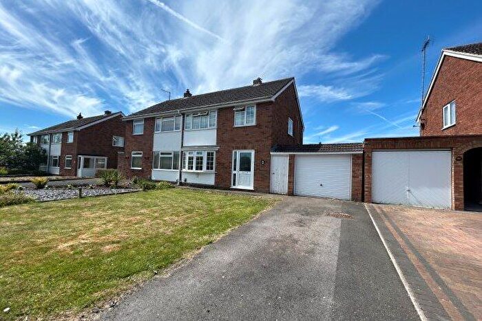 3 Bedroom Semi-Detached House To Rent In Medina Way, Swindon, SN2