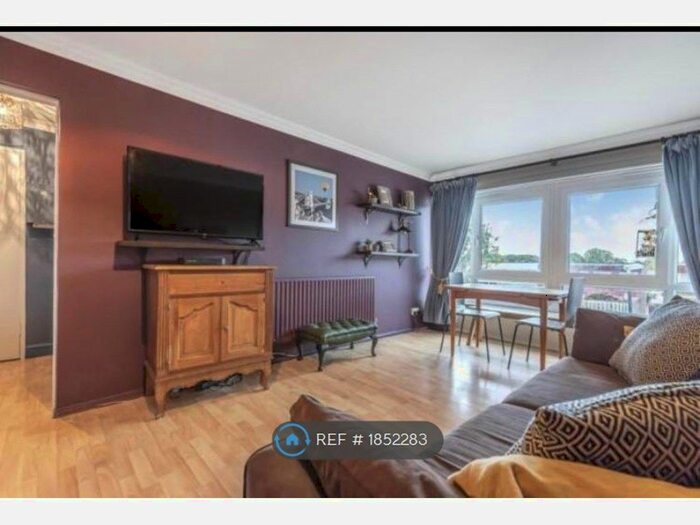 2 Bedroom Flat To Rent In Bodnant Gardens, London, SW20