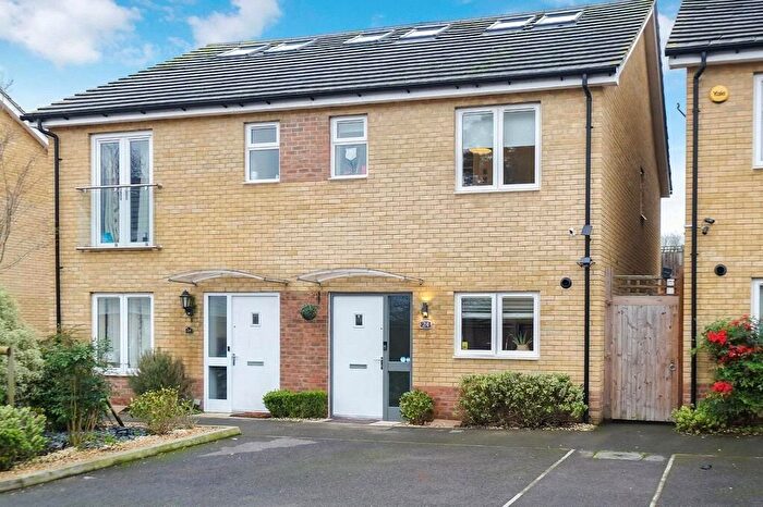 4 Bedroom Semi Detached House To Rent In Cygnet Close, Orpington, BR5